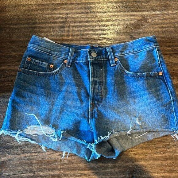 Levi’s Aritzia Jean cut off shorts 27